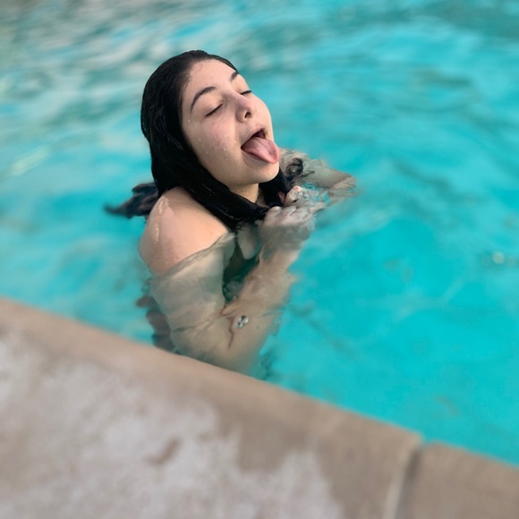 Meet your Posher, Angelina - Picture 1 of 1